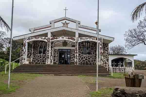 125 - Chile - isla de Rapa Nui o Pascua - Hanga Roa - iglesia de la Santa Cruz